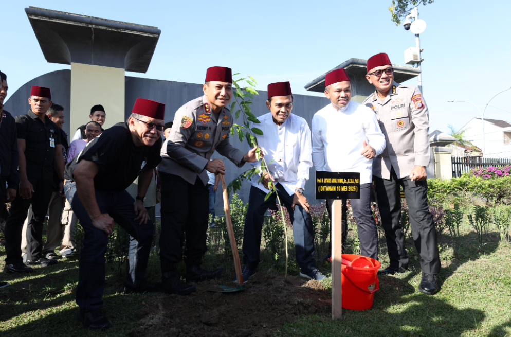 Penanaman Pohon Bersama Ustad Abdul Somad dan Rocky Gerung Warnai Pagi di Halaman Mapolda Riau